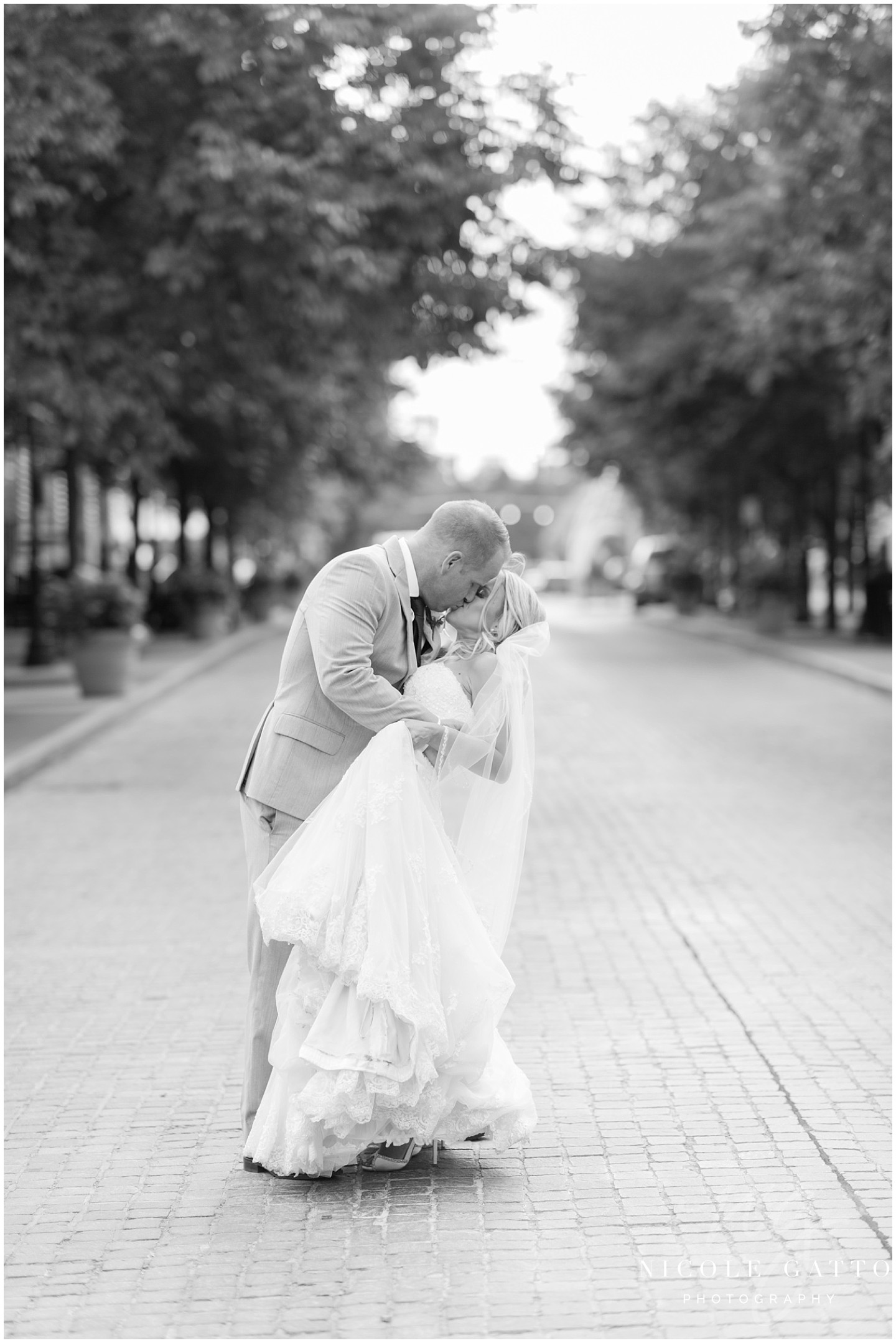 bride and groom at niagara falls ny